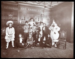 En gruppe i kostyme hjemme hos Miss Morgenthau, 30 West 72nd Street, New York, 1906 (sølv gelatintrykk)